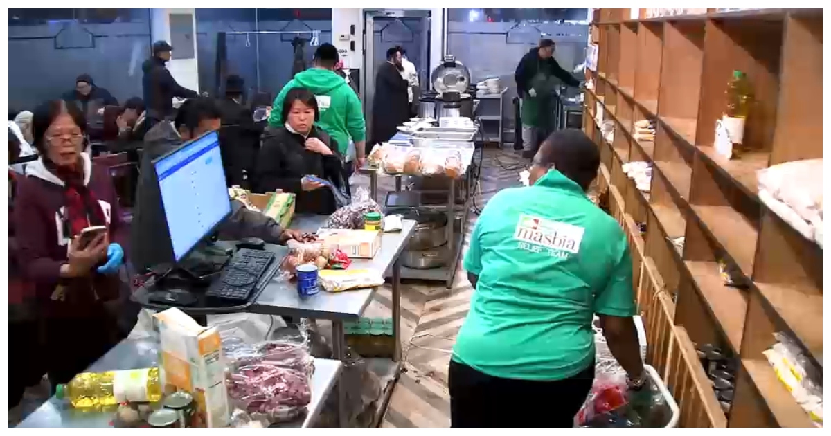 ফুড প্যান্ট্রিতে বাড়ছে ভিড়। ছবি: এবিসি নিউজ